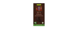 
Exkluzivní extra hořká čokoláda s velmi vysokým obsahem kakaa 85 %. Je vyráběna ve Švýcarsku tradiční metodou dlouhého konšování, díky kterému plně vynikne zprvu skrytá bohatá chuť kakaa a čokoláda získá jemnou a hebkou konzistenci. Pro její výrobu bylo použito kakao z Bolívie a přírodní třtinový cukr Cristallino.


Všechny složky pocházejí z fair trade projektu HAND IN HAND. Fair trade čili spravedlivý obchod garantuje farmářům z rozvojových zemí spravedlivou odměnu a zakazuje otrockou či dětskou práci, za což dáváme palec nahoru!


Výrobek je certifikován u kontrolní organizace ABCERT AG, registrační číslo CZ-BIO-002.
