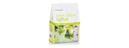 
Xylitol je sladidlo přírodního původu a nachází se v mnoha typech ovoce a zeleniny. Náš Xylitol se získává hlavně ze skandinávské břízy a bukového dřeva.


Xylitol se velmi podobá běžnému cukru, navíc má o 40% méně kalorií než řepný cukr, má nízký glykemický index "7", je proto vhodný i pro diabetiky.


Xylitol pochází z Finska.

