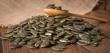 Neloupaná dýňová semínka z tykve olejné obsahují celou řadu živin, které mají příznivý vliv na lidské zdraví.